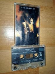 pearl jam riot act kaset (kartonette çok hafif bi dalgalanma var)