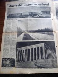 Yeni Sabah Gazetesi - Turkish Newspaper - 10 Kasım 1953 - Atatürk'ün portresi çizimi tam sayfa çizen Ratip Tahir - Anıtkabir inşaatının tarihçesi - bugün büyük Atatürk'ün Aziz naaşının nakledileceği Anıtkabir'in umumi manzarası Fotoğrafı - fotoğrafı çeken Hüseyin Ezer - inşaatın temeli 10 Ocak 1944'te atılmış ve Anıtkabir Ata'nın 15 ölüm yıldönümüne yetiştirilmiştir - Atanın tabutu muvakkat kabirden çıkarılırken - Arslanlı yoldan geçilerek Anıtkabir'in esas binasına gelir Aziz Ata'nın naaşının konacağı bu yer Türk milletinin ebedi ziyaretgahı olacaktır - Atatürk'ün 15. Ölüm yıldönümünde son dakikaları yazan Kadircan Kaflı - Atatürk bir seyahatinde fotoğraf - Atatürk'ün Aziz naşını ziyaret eden istanbulluları ağlarken görüyoruz fotoğraf - İstanbul Üniversitesi bahçesine dikilecek heykelin maketi fotoğraf - Reisicumhur Celal Bayar Atatürk'ün Etnografya müzesindeki muvakkat kabrine çelenk koyarken -  Atatürk şuuru yazan Cahit Tanyol - Arslanlı yol fotoğraf