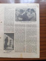 Akis Gazetesi - Turkish Newspaper - 17 Ekim 1960 - Tarihi Yassıada duruşmalarında sanıklar fotoğraf - seyrederken yazan Metin Toker Başmakale - ihtilali yapanlar irtibat bürosu önünde fotoğraf - Süreyya Ağaoğlu Gülseren Koraltan ve Ayhan Timurtaş fotoğraf - düşük avukatları dolmabahçe'de fotoğraf - Yassıada'da mahkeme salonunda oturma planı - Celal Bayar yemek yiyor fotoğraf - Tevfik İleri düşünüyor fotoğraf - Celal Bayar Tevkif edildikten sonra Yassıada'da fotoğraf - Adnan Menderes'in avukatları Apaydın kardeşler fotoğraf - Adnan Menderes ifadesini imzalıyor fotoğraf - Düşük Celal Bayar soruşturma kurulu önünde fotoğraf - Adnan Menderes yemek yemeye çalışıyor fotoğraf - yassıada iskan durumu kroki - Refik Koraltan kantinde fotoğraf - Celal Bayar muhafaza altında güneşleniyor fotoğraf - Hasan Polatkan - Düşük kadın milletvekilleri yatakhanede fotoğraf - Refik Koraltan okuyor fotoğraf - Ada kumandanı teftişte fotoğraf - düşükler havalanıyorlar fotoğraf - Fatin Rüştü Zorlu poz veriyor