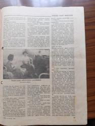 Akis Gazetesi - Turkish Newspaper - 17 Ekim 1960 - Tarihi Yassıada duruşmalarında sanıklar fotoğraf - seyrederken yazan Metin Toker Başmakale - ihtilali yapanlar irtibat bürosu önünde fotoğraf - Süreyya Ağaoğlu Gülseren Koraltan ve Ayhan Timurtaş fotoğraf - düşük avukatları dolmabahçe'de fotoğraf - Yassıada'da mahkeme salonunda oturma planı - Celal Bayar yemek yiyor fotoğraf - Tevfik İleri düşünüyor fotoğraf - Celal Bayar Tevkif edildikten sonra Yassıada'da fotoğraf - Adnan Menderes'in avukatları Apaydın kardeşler fotoğraf - Adnan Menderes ifadesini imzalıyor fotoğraf - Düşük Celal Bayar soruşturma kurulu önünde fotoğraf - Adnan Menderes yemek yemeye çalışıyor fotoğraf - yassıada iskan durumu kroki - Refik Koraltan kantinde fotoğraf - Celal Bayar muhafaza altında güneşleniyor fotoğraf - Hasan Polatkan - Düşük kadın milletvekilleri yatakhanede fotoğraf - Refik Koraltan okuyor fotoğraf - Ada kumandanı teftişte fotoğraf - düşükler havalanıyorlar fotoğraf - Fatin Rüştü Zorlu poz veriyor