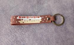 BEAR'S MİLK TEA VE ÇİNCE YAZILI ANAHTARLIK.  YENİ GİBİ TEMİZ KOLEKSİYONLUK NADİR