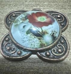 Eski Şık Bakır Çiçekli Kolye ucu içinde yazı var ama okuyamadım  bulunmayan bi ürün