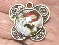 Eski Şık Bakır Çiçekli Kolye ucu içinde yazı var ama okuyamadım  bulunmayan bi ürün