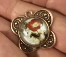 Eski Şık Bakır Çiçekli Kolye ucu içinde yazı var ama okuyamadım  bulunmayan bi ürün