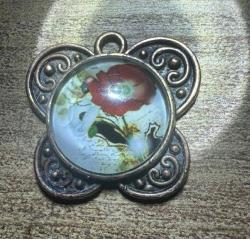 Eski Şık Bakır Çiçekli Kolye ucu içinde yazı var ama okuyamadım  bulunmayan bi ürün