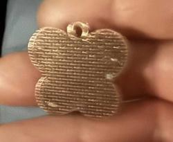 Eski Şık Bakır Çiçekli Kolye ucu içinde yazı var ama okuyamadım  bulunmayan bi ürün