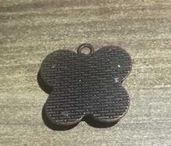 Eski Şık Bakır Çiçekli Kolye ucu içinde yazı var ama okuyamadım  bulunmayan bi ürün