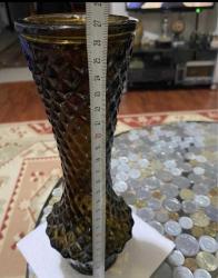 Vintage Vazo Camın kendi renginden, eskilerden dökme cam vazo.. Ölçüleri fotoğraflarda mevcuttur.. Boyutlar En : 8 cm | Yükseklik : 27 cm