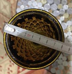 Vintage Vazo Camın kendi renginden, eskilerden dökme cam vazo.. Ölçüleri fotoğraflarda mevcuttur.. Boyutlar En : 8 cm | Yükseklik : 27 cm