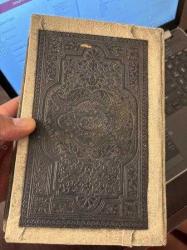 LOT.7 » OSMANLI 2.ABDÜLHAMİD KURANI KERİM. İLK İKİ SAYFA ŞEFFAF KAĞIT İLE YAPIŞTIRILMIŞ.  SONRAKİ İKİ YAPRAKTAKİ EKSİK KELİMELER EL YAZISI İLE TAMAMLANMIŞTIR.