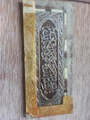 Cam üstüne  bakır levha işlemeli el yapımı hat Muhammed süresi  “İn tensurūllāhe yansurkum.” (اِنْ تَنْصُرُوا اللّٰهَ يَنْصُرْكُمْ)  Türkçe çeviri:  “Siz Allah’a yardım ederseniz, Allah da size yardım eder.” (Kur’an, Muhammed Sûresi 7. ayet)