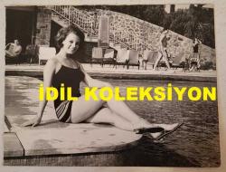 YEŞİLÇAM'IN YILDIZI HÜLYA KOÇYİĞİT'İN ORİJİNAL FOTOĞRAFI  - 16 x 12 cm EBADINDA - HÜLYA KOÇYİĞİT MAYOLU OLARAK HAVUZ KENARINDA GÜLÜMSEYEREK POZ VERİRKEN ÇEKİLMİŞ BİR KARE