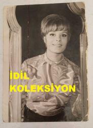 YEŞİLÇAM'IN YILDIZI HÜLYA KOÇYİĞİT'İN ORİJİNAL FOTOĞRAFI  - 18 x 13 cm EBADINDA - HÜLYA KOÇYİĞİT GÜLÜMSERKEN ÇEKİLMİŞ BİR KARE. 1960'LAR