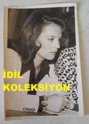 YEŞİLÇAM'IN YILDIZI HÜLYA KOÇYİĞİT'İN ORİJİNAL FOTOĞRAFI  - 18 x 12 cm EBADINDA - HÜLYA KOÇYİĞİT BEYAZ CEKETİYLE OTURURKEN ÇEKİLMİŞ BİR KARE