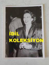 YEŞİLÇAM'IN YILDIZI HÜLYA KOÇYİĞİT'İN ORİJİNAL FOTOĞRAFI  - 12 x 9 cm EBADINDA - HÜLYA KOÇYİĞİT ELİNDE KADEHİ ve SİGARASIYLA GÜLÜMSERKEN ÇEKİLMİŞ BİR KARE, 1992