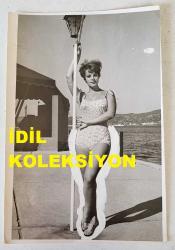 YEŞİLÇAM'IN YILDIZI HÜLYA KOÇYİĞİT'İN ORİJİNAL FOTOĞRAFI  - 12 x 9 cm EBADINDA - HÜLYA KOÇYİĞİT DENİZ KENARINDA MAYOSUYLA POZ VERİRKEN ÇEKİLMİŞ BİR KARE