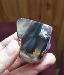 Kırmızı ve Kahverengi Tonlarda Küçük Siyah Çubuk Akik – Metafiziksel Bir Cazibeye Sahip Şeker Gibi Bir Taş - Ağırlık: 36g - Benzersiz Koleksiyonluk