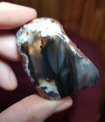 Kırmızı ve Kahverengi Tonlarda Küçük Siyah Çubuk Akik – Metafiziksel Bir Cazibeye Sahip Şeker Gibi Bir Taş - Ağırlık: 36g - Benzersiz Koleksiyonluk