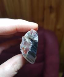 Kırmızı ve Kahverengi Tonlarda Küçük Siyah Çubuk Akik – Metafiziksel Bir Cazibeye Sahip Şeker Gibi Bir Taş - Ağırlık: 36g - Benzersiz Koleksiyonluk