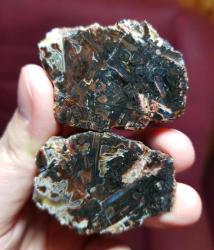 Kırmızı ve Kahverengi Tonlarda Küçük Siyah Çubuk Akik – Metafiziksel Bir Cazibeye Sahip Şeker Gibi Bir Taş - Ağırlık: 60g - Benzersiz Koleksiyonluk