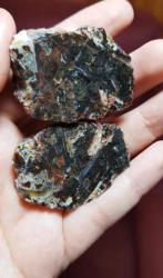 Kırmızı ve Kahverengi Tonlarda Küçük Siyah Çubuk Akik – Metafiziksel Bir Cazibeye Sahip Şeker Gibi Bir Taş - Ağırlık: 60g - Benzersiz Koleksiyonluk