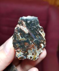 Kırmızı ve Kahverengi Tonlarda Küçük Siyah Çubuk Akik – Metafiziksel Bir Cazibeye Sahip Şeker Gibi Bir Taş - Ağırlık: 60g - Benzersiz Koleksiyonluk