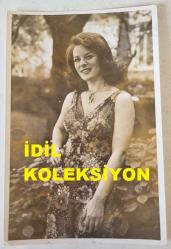 YEŞİLÇAM'IN YILDIZI HÜLYA KOÇYİĞİT'İN ORİJİNAL FOTOĞRAFI  - 18 x 12 cm EBADINDA - HÜLYA KOÇYİĞİT ÇİÇEK DESENLİ ŞIK ELBİSESİ İÇİNDE GÜLÜMSEYEREK POZ VERİRKEN ÇEKİLMİŞ BİR KARE