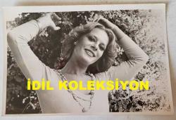 YEŞİLÇAM'IN YILDIZI HÜLYA KOÇYİĞİT'İN ORİJİNAL FOTOĞRAFI  - 18 x 12 cm EBADINDA - HÜLYA KOÇYİĞİT ÇİÇEKLERİN ÖNÜNDE GÜLÜMSEYEREK POZ VERİRKEN ÇEKİLMİŞ BİR KARE