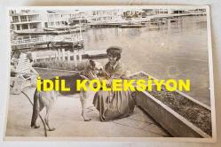 YEŞİLÇAM'IN YILDIZI HÜLYA KOÇYİĞİT'İN ORİJİNAL FOTOĞRAFI  - 18 x 12 cm EBADINDA - HÜLYA KOÇYİĞİT DENİZ KENARINDA KURTKÖPEĞİNİ SEVERKEN ÇEKİLMİŞ BİR KARE