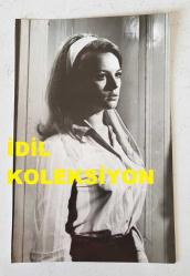 YEŞİLÇAM'IN YILDIZI HÜLYA KOÇYİĞİT'İN ORİJİNAL FOTOĞRAFI  - 15 x 9,5 cm EBADINDA - HÜLYA KOÇYİĞİT 1960'LARDA BİR FİLM SAHNESİNDE