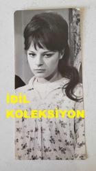 YEŞİLÇAM'IN YILDIZI HÜLYA KOÇYİĞİT'İN ORİJİNAL FOTOĞRAFI  - 15 x 9,5 cm EBADINDA - HÜLYA KOÇYİĞİT 1960'LARDA BİR FİLM SAHNESİNDE HÜZÜNLÜ ŞEKİLDE DÜŞÜNÜRKEN ÇEKİLMİŞ BİR KARE