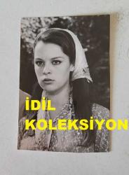 YEŞİLÇAM'IN YILDIZI HÜLYA KOÇYİĞİT'İN ORİJİNAL FOTOĞRAFI  - 10 x 7 cm EBADINDA - HÜLYA KOÇYİĞİT 1960'LARDA BİR FİLM SAHNESİNDE BAŞINDA YAZMASIYLA