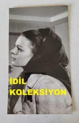 YEŞİLÇAM'IN YILDIZI HÜLYA KOÇYİĞİT'İN ORİJİNAL FOTOĞRAFI  - 18 x 10 cm EBADINDA - HÜLYA KOÇYİĞİT 1960'LARDA BİR FİLM SAHNESİNDE HÜZÜNLÜ BİR ŞEKİLDE BAKARKEN ÇEKİLMİŞ BİR KARE