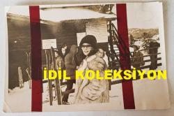 YEŞİLÇAM'IN YILDIZI HÜLYA KOÇYİĞİT'İN ORİJİNAL FOTOĞRAFI  - 18 x 12 cm EBADINDA - HÜLYA KOÇYİĞİT, ULUDAĞ'DA KUŞAKLIKAYA KAYAK MERKEZİNDEYKEN ÇEKİLMİŞ BİR KARE