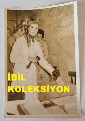 YEŞİLÇAM'IN YILDIZI HÜLYA KOÇYİĞİT'İN ORİJİNAL FOTOĞRAFI  - 18 x 12 cm EBADINDA - HÜLYA KOÇYİĞİT SEÇİM SANDIĞINA OY ZARFINI ATARKEN ÇEKİLMİŞ BİR KARE