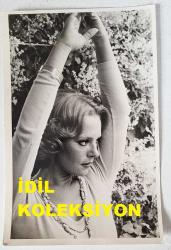 YEŞİLÇAM'IN YILDIZI HÜLYA KOÇYİĞİT'İN ORİJİNAL FOTOĞRAFI  - 18 x 12 cm EBADINDA - HÜLYA KOÇYİĞİT ÇİÇEKLERİN ÖNÜNDE POZ VERİRKEN ÇEKİLMİŞ BİR KARE