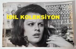 YEŞİLÇAM'IN YILDIZI HÜLYA KOÇYİĞİT'İN ORİJİNAL FOTOĞRAFI  - 18 x 12 cm EBADINDA - HÜLYA KOÇYİĞİT 1960'LARDA BİR FİLM SAHNESİNDEYKEN YAKINDAN ÇEKİLMİŞ BİR KARE