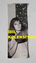 YEŞİLÇAM'IN YILDIZI HÜLYA KOÇYİĞİT'İN ORİJİNAL FOTOĞRAFI  - 18 x 6,5 cm EBADINDA - HÜLYA KOÇYİĞİT 1960'LARDA BİR FİLM SAHNESİNDEYKEN ÇEKİLMİŞ BİR KARE