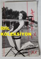 YEŞİLÇAM'IN YILDIZI HÜLYA KOÇYİĞİT'İN ORİJİNAL FOTOĞRAFI  - 18 x 12 cm EBADINDA - HÜLYA KOÇYİĞİT, HAVUZ KENARINDA MAYOSUYLA POZ VERİRKEN ÇEKİLMİŞ BİR KARE