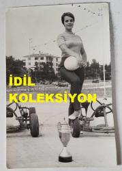YEŞİLÇAM'IN YILDIZI HÜLYA KOÇYİĞİT'İN ORİJİNAL FOTOĞRAFI  - 18 x 12 cm EBADINDA - HÜLYA KOÇYİĞİT, GO KART YARIŞ ARABALARININ YANINDA POZ VERİRKEN ÇEKİLMİŞ BİR KARE, 1960'LAR