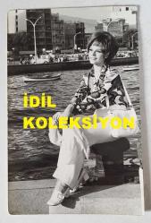 YEŞİLÇAM'IN YILDIZI HÜLYA KOÇYİĞİT'İN ORİJİNAL FOTOĞRAFI  - 18 x 12 cm EBADINDA - HÜLYA KOÇYİĞİT DENİZ KENARINDA GÜLÜMSEYEREK POZ VERİRKEN ÇEKİLMİŞ ÇOK NET KALİTEDE BİR FOTOĞRAF (SAADET GÜNEŞİ, ADLI FİLM. 1970, ACAR FİLM)