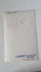 YEŞİLÇAM'IN YILDIZI HÜLYA KOÇYİĞİT'İN ORİJİNAL FOTOĞRAFI  - 18 x 12 cm EBADINDA - HÜLYA KOÇYİĞİT DENİZ KENARINDA GÜLÜMSEYEREK POZ VERİRKEN ÇEKİLMİŞ ÇOK NET KALİTEDE BİR FOTOĞRAF (SAADET GÜNEŞİ, ADLI FİLM. 1970, ACAR FİLM)