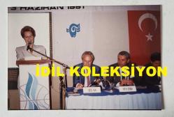 EDİZ HUN ve YEŞİLÇAM'IN YILDIZI HÜLYA KOÇYİĞİT'İN ORİJİNAL FOTOĞRAFI  - 12,5 x 9 cm EBADINDA - HÜLYA KOÇYİĞİT, EDİZ HUN ve FATİH ORBAY, KATILDIKLARI BİR SEMİNERDE AYNI KAREDELER. 3 HAZİRAN 1991