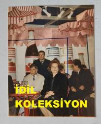 YEŞİLÇAM'IN YILDIZI HÜLYA KOÇYİĞİT'İN ORİJİNAL 2'Lİ FOTOĞRAF SETİ  - 11 x 9 cm EBADINDA - HÜLYA KOÇYİĞİT BİR MEKANDA OTURUP GÜLÜMSERKEN ÇEKİLMİŞ ÇOK NET KALİTEDE 2 FOTOĞRAF