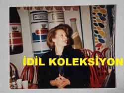 YEŞİLÇAM'IN YILDIZI HÜLYA KOÇYİĞİT'İN ORİJİNAL 2'Lİ FOTOĞRAF SETİ  - 11 x 9 cm EBADINDA - HÜLYA KOÇYİĞİT BİR MEKANDA OTURUP GÜLÜMSERKEN ÇEKİLMİŞ ÇOK NET KALİTEDE 2 FOTOĞRAF