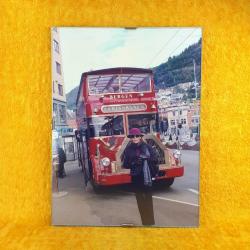 VINTAGE ORJİNAL ÇERÇEVESİNDE İKİ KATLI ANTİKA GEZİ OTOBÜSÜ VE ŞEHİR TEMALI NORVEÇ BERGEN 18 x 24 cm RENKLİ HATIRA FOTOĞRAF