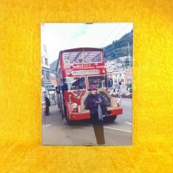 VINTAGE ORJİNAL ÇERÇEVESİNDE İKİ KATLI ANTİKA GEZİ OTOBÜSÜ VE ŞEHİR TEMALI NORVEÇ BERGEN 18 x 24 cm RENKLİ HATIRA FOTOĞRAF