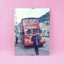 VINTAGE ORJİNAL ÇERÇEVESİNDE İKİ KATLI ANTİKA GEZİ OTOBÜSÜ VE ŞEHİR TEMALI NORVEÇ BERGEN 18 x 24 cm RENKLİ HATIRA FOTOĞRAF