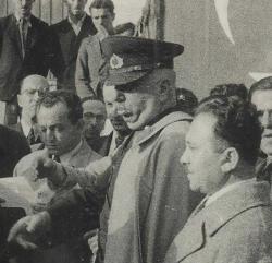 FAHRETTİN ALTAY PAŞA  / 1939-1940 ŞAMPİYONLUK ŞİLDİNİN VERİLİŞİ -  DOLMABAHÇE STADI FOTOĞRAF...