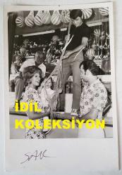 YEŞİLÇAM'IN YILDIZI HÜLYA KOÇYİĞİT'İN ORİJİNAL FOTOĞRAFI  - 12,5 x 9 cm EBADINDA - HÜLYA KOÇYİĞİT, EŞİ SELİM SOYDAN ve KIZLARI GÜLŞAH'LA BİRLİKTE LUNAPARKTA EĞLENİRKEN ÇEKİLMİŞ BİR KARE